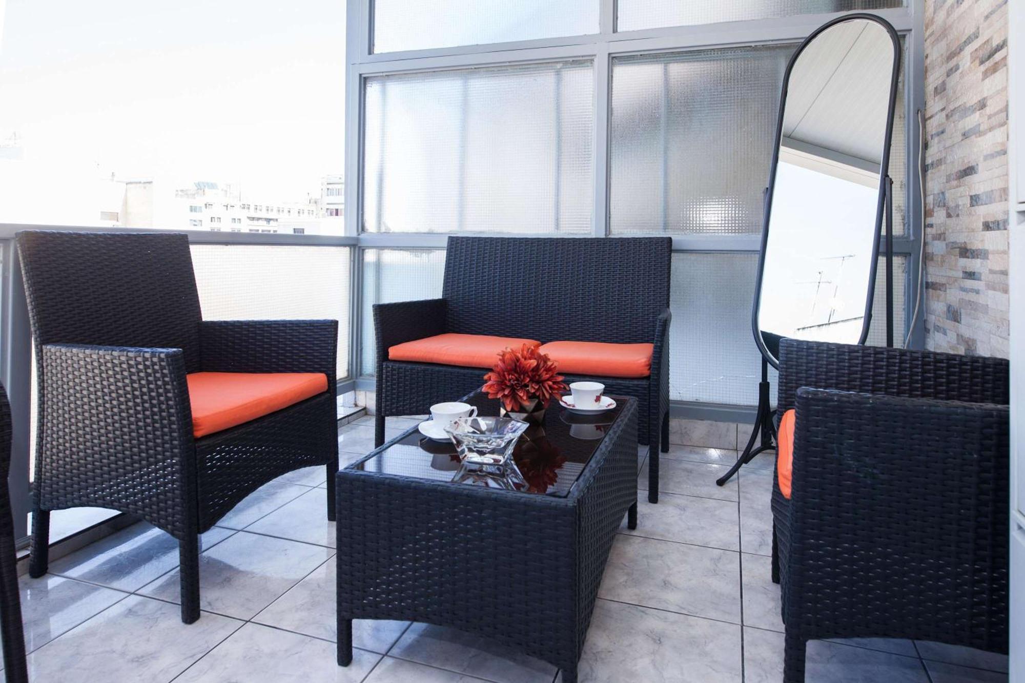 Central 2 Bd Apt With Balcony By Monastiraki Athen Eksteriør bilde